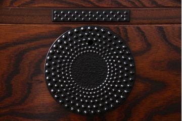 中古美品　伝統民芸家具　岩谷堂　あられ紋様が存在感を引き立てる衣装箪笥(サイドボード、キャビネット)(定価約32万円)