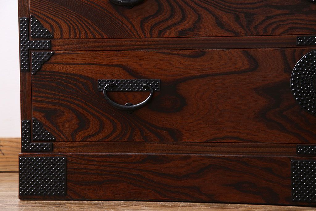 中古美品　伝統民芸家具　岩谷堂　あられ紋様が存在感を引き立てる衣装箪笥(サイドボード、キャビネット)(定価約32万円)