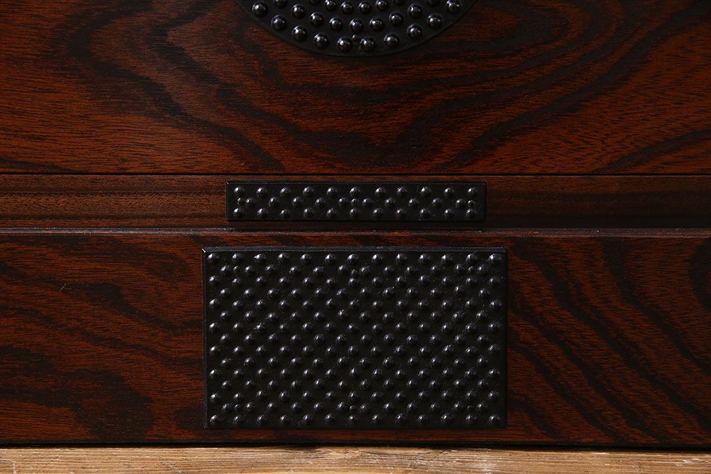 中古美品　伝統民芸家具　岩谷堂　あられ紋様が存在感を引き立てる衣装箪笥(サイドボード、キャビネット)(定価約32万円)