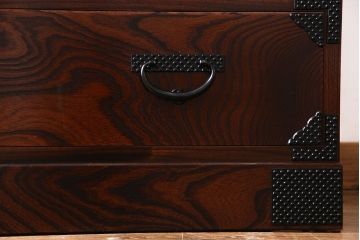 中古美品　伝統民芸家具　岩谷堂　あられ紋様が存在感を引き立てる衣装箪笥(サイドボード、キャビネット)(定価約32万円)