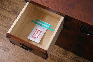 中古美品　伝統民芸家具　岩谷堂　あられ紋様が存在感を引き立てる衣装箪笥(サイドボード、キャビネット)(定価約32万円)