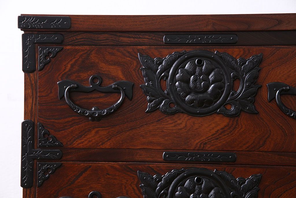 中古美品　伝統民芸家具　岩谷堂箪笥　小振りな大きさが魅力的なチェスト(サイドチェスト、引き出し)(定価約28万円)