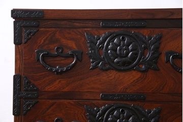 中古美品　伝統民芸家具　岩谷堂箪笥　小振りな大きさが魅力的なチェスト(サイドチェスト、引き出し)(定価約28万円)