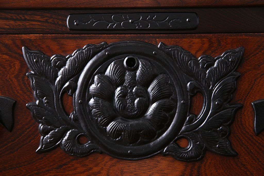 中古美品　伝統民芸家具　岩谷堂箪笥　小振りな大きさが魅力的なチェスト(サイドチェスト、引き出し)(定価約28万円)