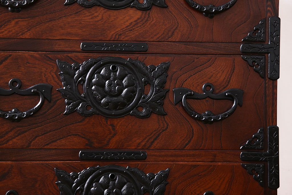 中古美品　伝統民芸家具　岩谷堂箪笥　小振りな大きさが魅力的なチェスト(サイドチェスト、引き出し)(定価約28万円)