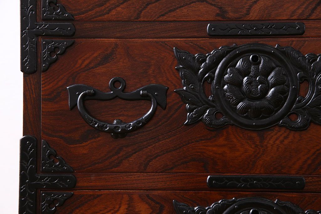 中古美品　伝統民芸家具　岩谷堂箪笥　小振りな大きさが魅力的なチェスト(サイドチェスト、引き出し)(定価約28万円)