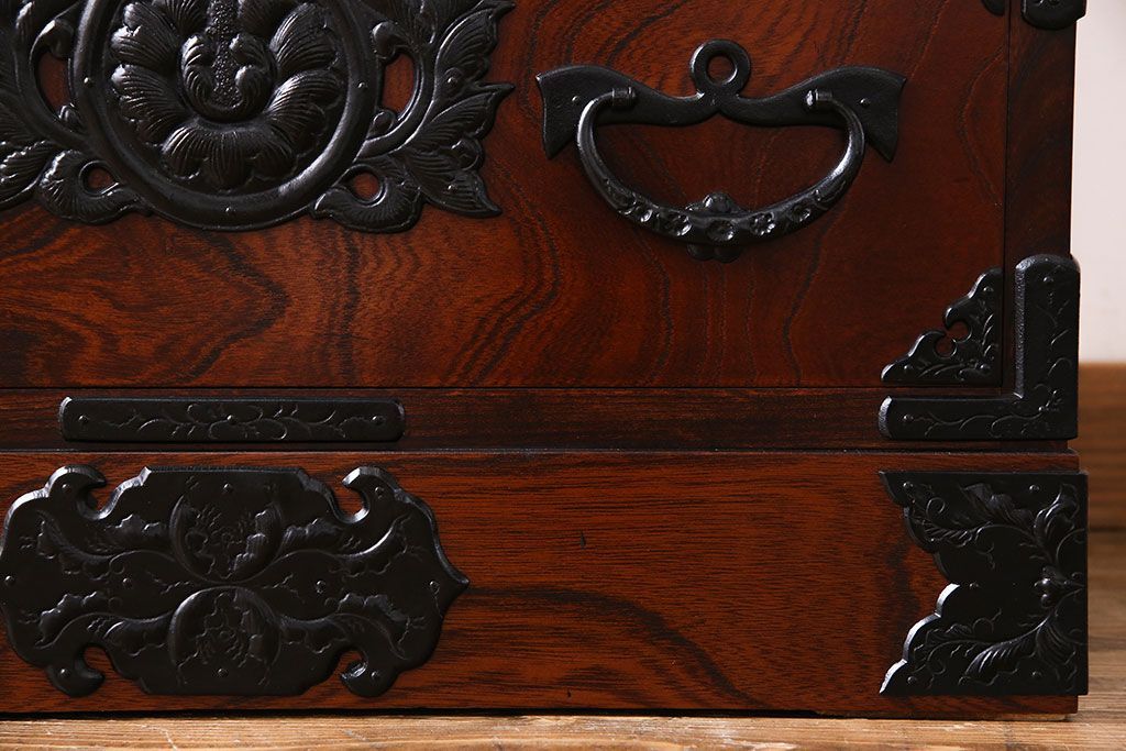 中古美品　伝統民芸家具　岩谷堂箪笥　小振りな大きさが魅力的なチェスト(サイドチェスト、引き出し)(定価約28万円)