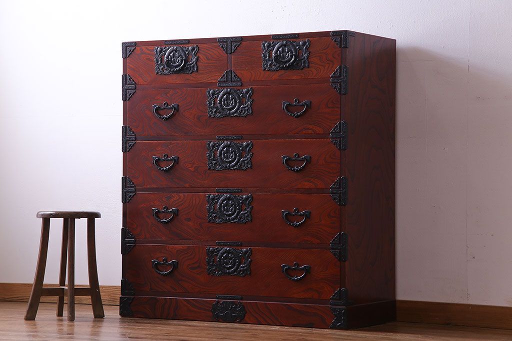 中古美品　伝統民芸家具　岩谷堂　南部鉄器の繊細な意匠が目を引くチェスト(衣装箪笥、引き出し)(定価約42万円)