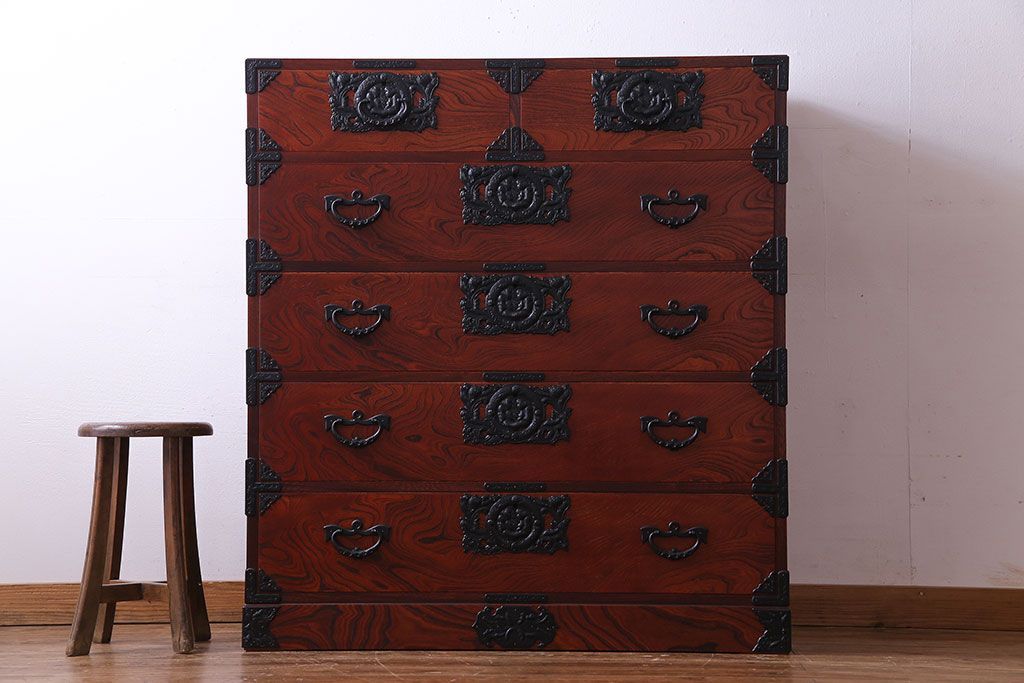 中古美品　伝統民芸家具　岩谷堂　南部鉄器の繊細な意匠が目を引くチェスト(衣装箪笥、引き出し)(定価約42万円)