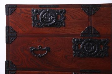 中古美品　伝統民芸家具　岩谷堂　南部鉄器の繊細な意匠が目を引くチェスト(衣装箪笥、引き出し)(定価約42万円)