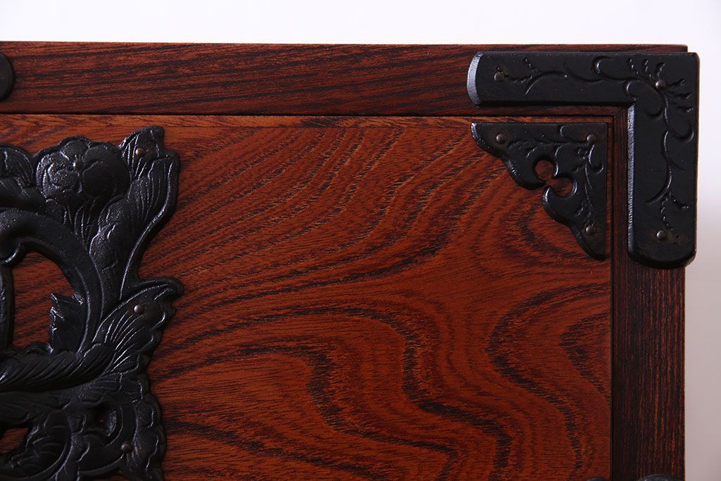 中古美品　伝統民芸家具　岩谷堂　南部鉄器の繊細な意匠が目を引くチェスト(衣装箪笥、引き出し)(定価約42万円)