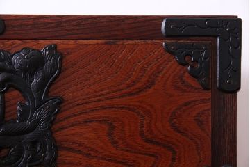 中古美品　伝統民芸家具　岩谷堂　南部鉄器の繊細な意匠が目を引くチェスト(衣装箪笥、引き出し)(定価約42万円)