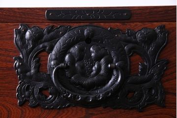 中古美品　伝統民芸家具　岩谷堂　南部鉄器の繊細な意匠が目を引くチェスト(衣装箪笥、引き出し)(定価約42万円)