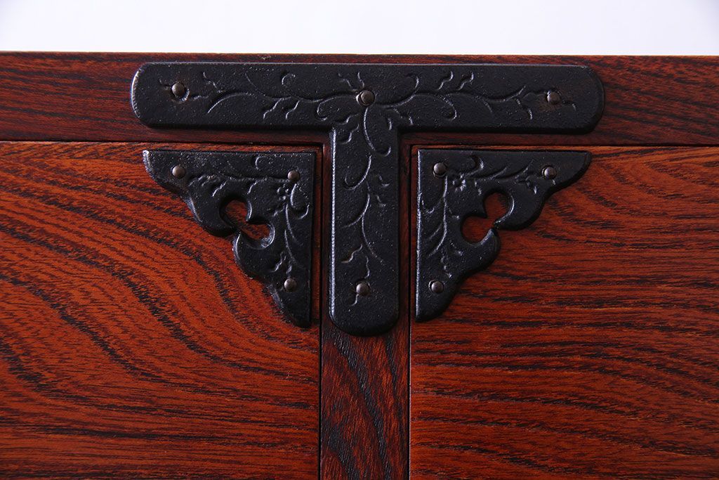 中古美品　伝統民芸家具　岩谷堂　南部鉄器の繊細な意匠が目を引くチェスト(衣装箪笥、引き出し)(定価約42万円)