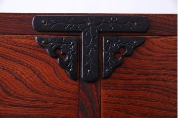 中古美品　伝統民芸家具　岩谷堂　南部鉄器の繊細な意匠が目を引くチェスト(衣装箪笥、引き出し)(定価約42万円)