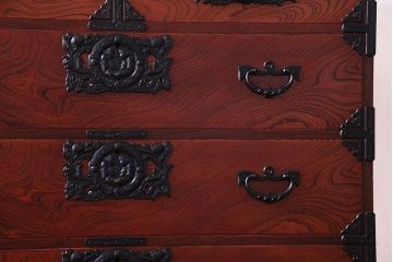 中古美品　伝統民芸家具　岩谷堂　南部鉄器の繊細な意匠が目を引くチェスト(衣装箪笥、引き出し)(定価約42万円)