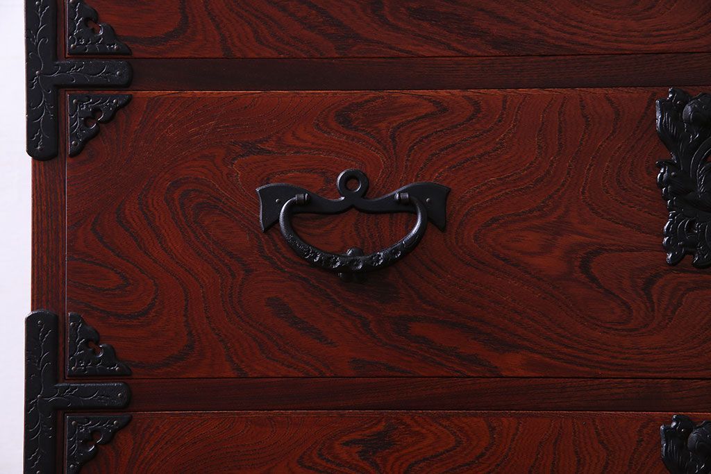 中古美品　伝統民芸家具　岩谷堂　南部鉄器の繊細な意匠が目を引くチェスト(衣装箪笥、引き出し)(定価約42万円)