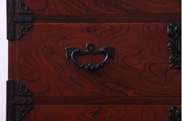 中古美品　伝統民芸家具　岩谷堂　南部鉄器の繊細な意匠が目を引くチェスト(衣装箪笥、引き出し)(定価約42万円)