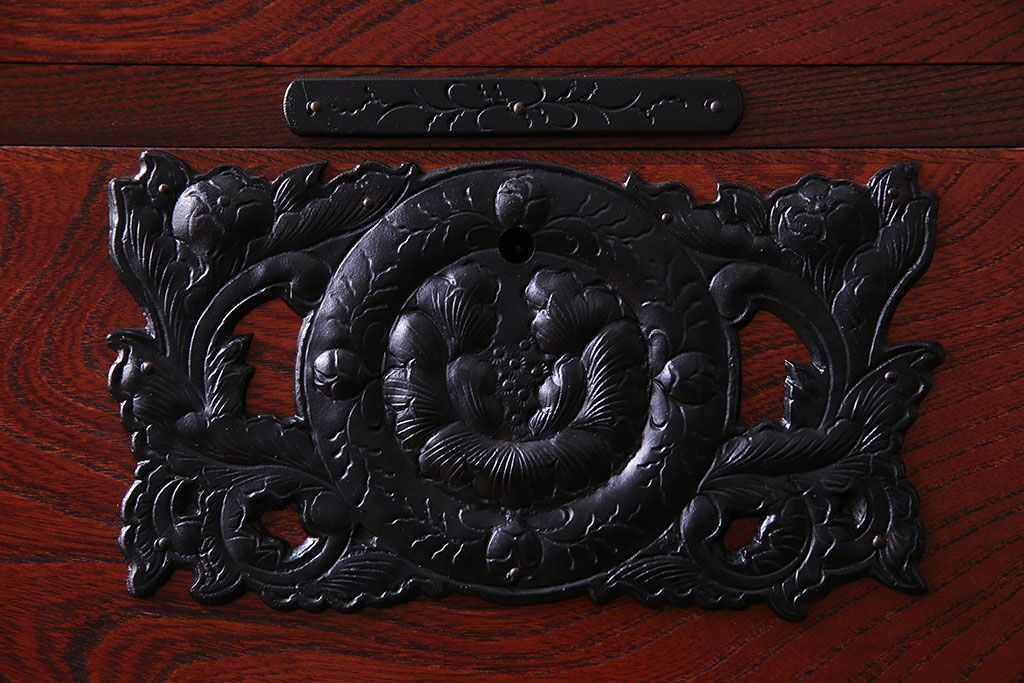 中古美品　伝統民芸家具　岩谷堂　南部鉄器の繊細な意匠が目を引くチェスト(衣装箪笥、引き出し)(定価約42万円)