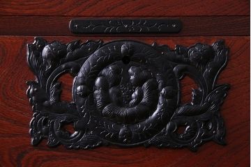 中古美品　伝統民芸家具　岩谷堂　南部鉄器の繊細な意匠が目を引くチェスト(衣装箪笥、引き出し)(定価約42万円)