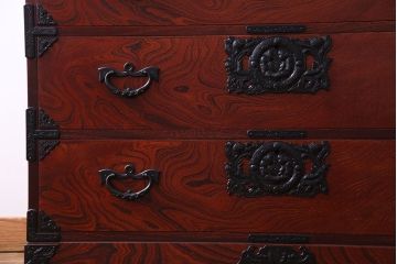 中古美品　伝統民芸家具　岩谷堂　南部鉄器の繊細な意匠が目を引くチェスト(衣装箪笥、引き出し)(定価約42万円)