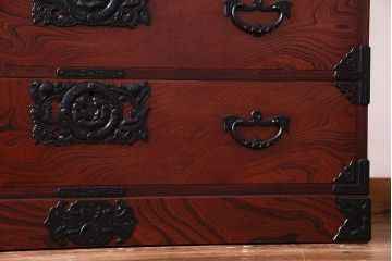 中古美品　伝統民芸家具　岩谷堂　南部鉄器の繊細な意匠が目を引くチェスト(衣装箪笥、引き出し)(定価約42万円)