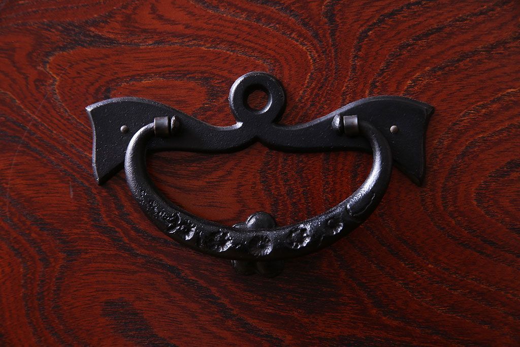 中古美品　伝統民芸家具　岩谷堂　南部鉄器の繊細な意匠が目を引くチェスト(衣装箪笥、引き出し)(定価約42万円)