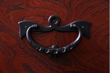 中古美品　伝統民芸家具　岩谷堂　南部鉄器の繊細な意匠が目を引くチェスト(衣装箪笥、引き出し)(定価約42万円)