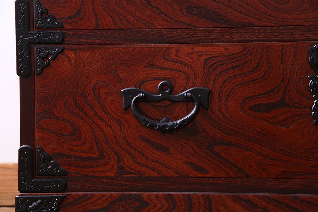 中古美品　伝統民芸家具　岩谷堂　南部鉄器の繊細な意匠が目を引くチェスト(衣装箪笥、引き出し)(定価約42万円)