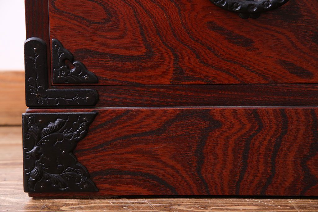 中古美品　伝統民芸家具　岩谷堂　南部鉄器の繊細な意匠が目を引くチェスト(衣装箪笥、引き出し)(定価約42万円)