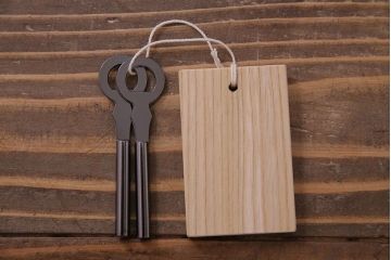 中古美品　伝統民芸家具　岩谷堂　南部鉄器の繊細な意匠が目を引くチェスト(衣装箪笥、引き出し)(定価約42万円)