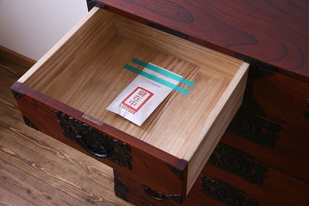 中古美品　伝統民芸家具　岩谷堂　南部鉄器の繊細な意匠が目を引くチェスト(衣装箪笥、引き出し)(定価約42万円)