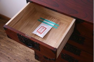 中古美品　伝統民芸家具　岩谷堂　南部鉄器の繊細な意匠が目を引くチェスト(衣装箪笥、引き出し)(定価約42万円)