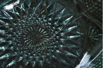 アンティーク雑貨　大正期　薄い緑色のプレスガラス製深皿(鉢、器、レース皿)