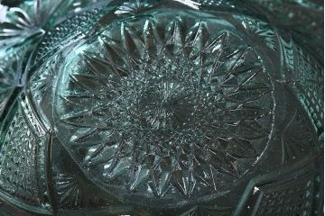 アンティーク雑貨　大正期　薄い緑色のプレスガラス製深皿(鉢、器、レース皿)