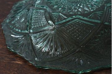 アンティーク雑貨　大正期　薄い緑色のプレスガラス製深皿(鉢、器、レース皿)