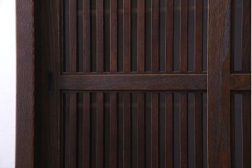 中古　民芸家具　国産　無垢栗材　格子の扉が印象的な本箱(食器棚、水屋箪笥)