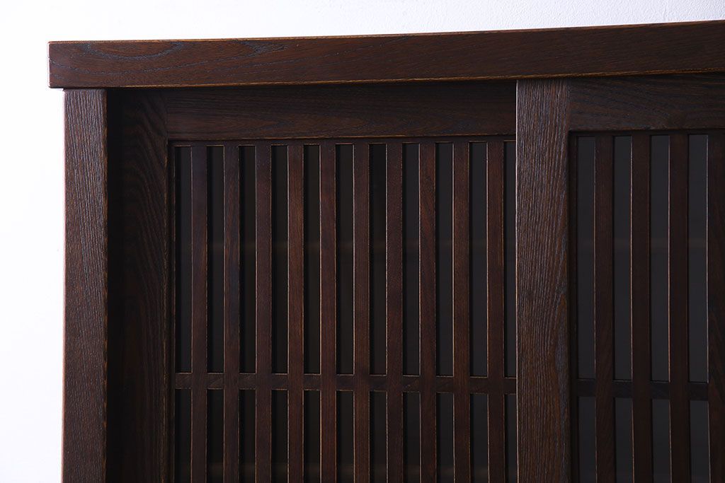 中古　民芸家具　国産　無垢栗材　格子の扉が印象的な本箱(食器棚、水屋箪笥)