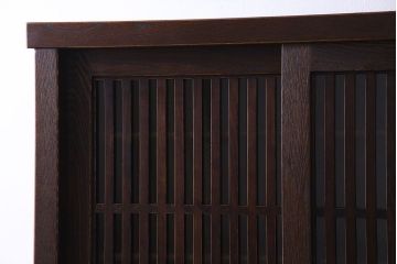 中古　民芸家具　国産　無垢栗材　格子の扉が印象的な本箱(食器棚、水屋箪笥)