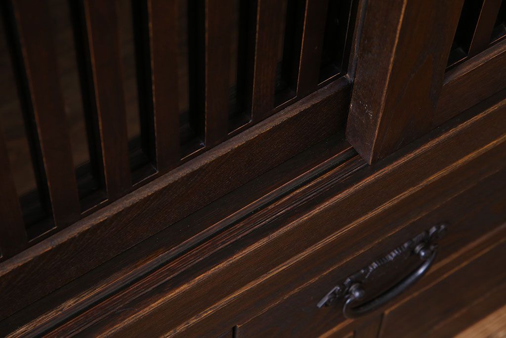 中古　民芸家具　国産　無垢栗材　格子の扉が印象的な本箱(食器棚、水屋箪笥)