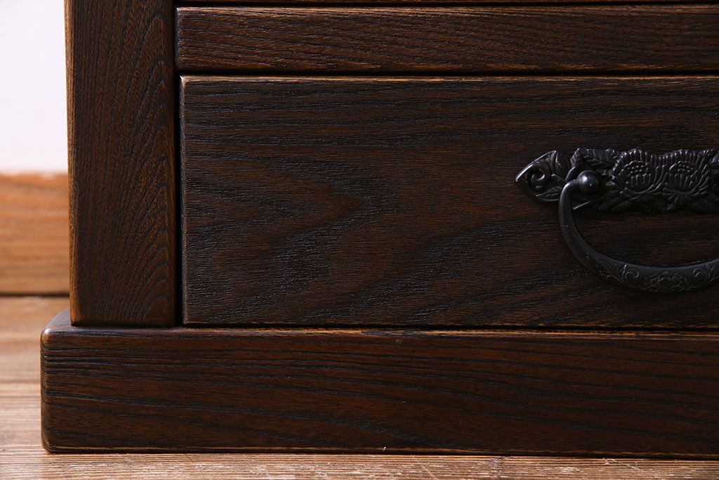 中古　民芸家具　国産　無垢栗材　格子の扉が印象的な本箱(食器棚、水屋箪笥)