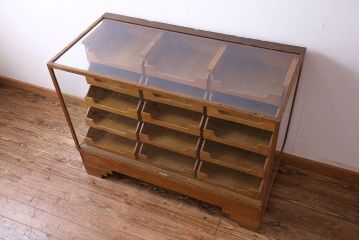 ヴィンテージ家具　ビンテージ　イギリス製　Dudley Co.Ltd HOLLWAY LONDON N7 味わい深い風合いのシャツケース(ガラスケース、ショーケース)