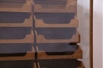 ヴィンテージ家具　ビンテージ　イギリス製　Dudley Co.Ltd HOLLWAY LONDON N7 味わい深い風合いのシャツケース(ガラスケース、ショーケース)