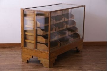 ヴィンテージ家具　ビンテージ　イギリス製　Dudley Co.Ltd HOLLWAY LONDON N7 味わい深い風合いのシャツケース(ガラスケース、ショーケース)