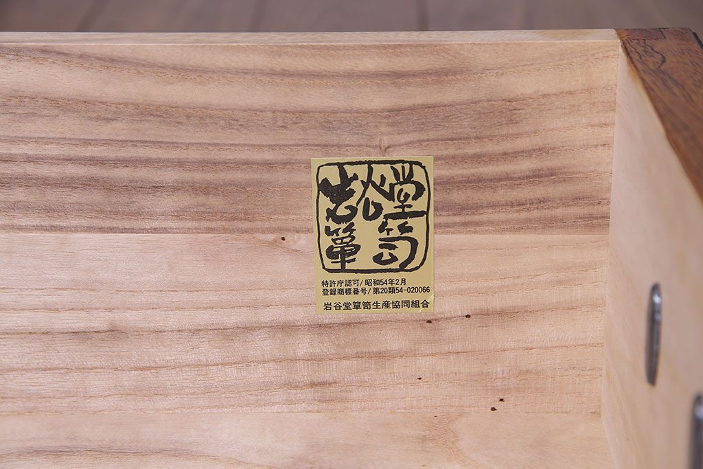 【T様ご成約】中古　岩谷堂箪笥　赤みがかった木肌が存在感を放つ大型2段重ね収納棚(キャビネット)(定価約54万円)