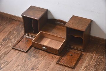 アンティーク家具　大正ロマン　シンプルな意匠が魅力的な卓上飾り棚