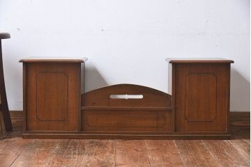 アンティーク家具　大正ロマン　シンプルな意匠が魅力的な卓上飾り棚