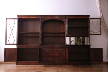 ヴィンテージ家具　最高級イギリスビンテージ　H&E DOVASTON LIMITED　マホガニー材　上品な雰囲気漂う3連キャビネット(戸棚、収納棚)