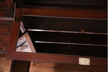 ヴィンテージ家具　最高級イギリスビンテージ　H&E DOVASTON LIMITED　マホガニー材　上品な雰囲気漂う3連キャビネット(戸棚、収納棚)