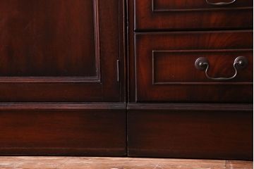 ヴィンテージ家具　最高級イギリスビンテージ　H&E DOVASTON LIMITED　マホガニー材　上品な雰囲気漂う3連キャビネット(戸棚、収納棚)
